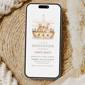 Pode incluir: Um convite digital exibido na tela de um smartphone com uma ilustração em aquarela de uma arca de madeira cheia de animais sob um arco-íris. O texto diz: Join us for the DEDICATION of our beloved son JAMES SMITH, July 15.