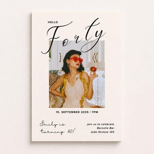 Puede incluir: Una tarjeta de invitación de cumpleaños rectangular con el texto Hello Forty en la parte superior y Emily is turning 40! en la parte inferior. El centro muestra una fotografía de una persona con gafas rojas en forma de corazón y un vestido de lentejuelas doradas, con los detalles 15. SEPTEMBER 2035 | 7PM, Borcelle Bar y Jede Strasse 123 impresos debajo.