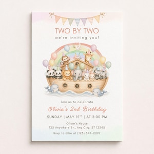 Puede incluir: Una tarjeta de invitación de cumpleaños rectangular con una ilustración en acuarela de un arca de madera llena de animales de dibujos animados con gorros de fiesta, un arcoíris, globos y banderines. El texto dice: TWO BY TWO we're inviting you!