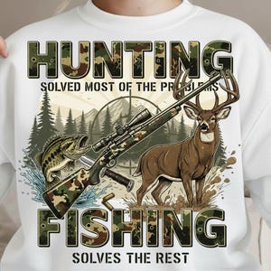 以下が含まれることがあります： シカ、ライフル、魚のグラフィックが特徴の白いスウェットシャツ。「HUNTING SOLVED MOST OF THE PROBLEMS」と「FISHING SOLVES THE REST」の文字は迷彩柄です。