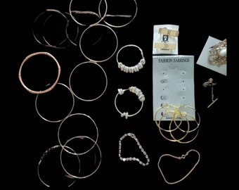 Lote de bisutería de más de 25 piezas: pendientes, pulseras