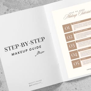 Op de afbeelding: Een open wit boekje met de titel "STEP-BY-STEP MAKEUP GUIDE" en de naam "Mia" in script. De rechterpagina toont een "Makeup Tutorial" met genummerde stappen voor huidvoorbereiding, oogmake-up en gezicht.