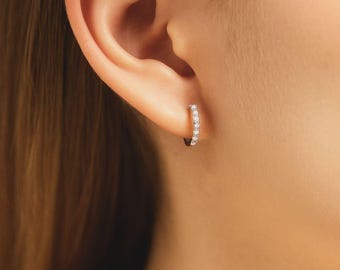 Pendientes de moissanita en plata de ley 925. Pendientes de aro pequeños. Regalo perfecto para ella. Pendientes de aro tipo huggie. Pendientes de aro para el cartílago, ideales como regalo de Navidad.