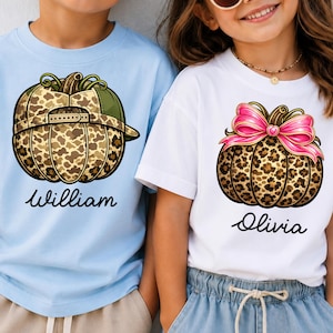 Aangepaste naam pompoen kinderen png, pompoen meisje jongen png, pompoenveld png, herfstpompoen png, herfst shirt png, luipaardprint, camouflage, baseballpet, strik