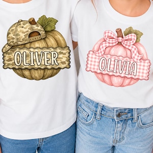 Pompoen met aangepaste naam voor kinderen (PNG), pompoen met camouflageprint (PNG) voor jongen en meisje, pompoenveld (PNG), herfstpompoen (PNG), herfstshirt (PNG), luipaardprint, camouflageprint, baseballpet, strik