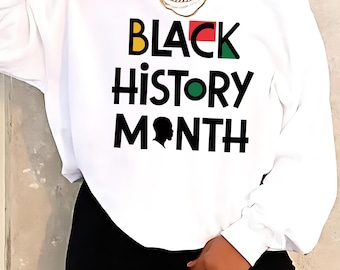 Könnte beinhalten: Weißes Sweatshirt mit dem Text "BLACK HISTORY MONTH" in Schwarz, Gelb, Rot und Grün. Das Design beinhaltet eine Kopfsilhouette. Das Sweatshirt hat lange Ärmel.