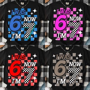 Könnte beinhalten: Vier schwarze T-Shirts mit einem Grafikdesign auf kariertem Hintergrund, weißen Sternakzenten und dem Text I WAS 6 NOW I'M 7. Die Designs sind in Blau, Pink, Rot und Grau gehalten, wobei die 6 einfarbig und die 7 kariert dargestellt ist.