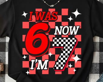 Camiseta PNG de "Tenía seis años, ahora tengo siete", diseño a cuadros rojos para niño de cumpleaños, SVG de 67 años, regalo de cumpleaños SVG de "Tenía seis años, ahora tengo siete" para niños.