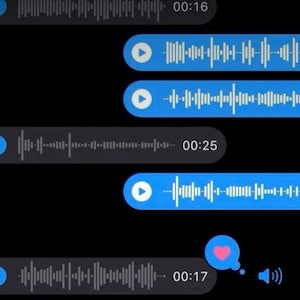 Puede incluir: Captura de pantalla de una aplicación de mensajería con burbujas de mensajes de audio. Las burbujas son azules y grises, con botones de reproducción y representaciones visuales de las ondas de audio.