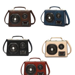 Puede incluir: Colecci&oacute;n de cinco bolsos con forma de altavoz de estilo retro en varios colores: marr&oacute;n, azul marino, negro, beige y rojo. Cada bolso tiene un altavoz grande, un altavoz m&aacute;s peque&ntilde;o y un panel de control.