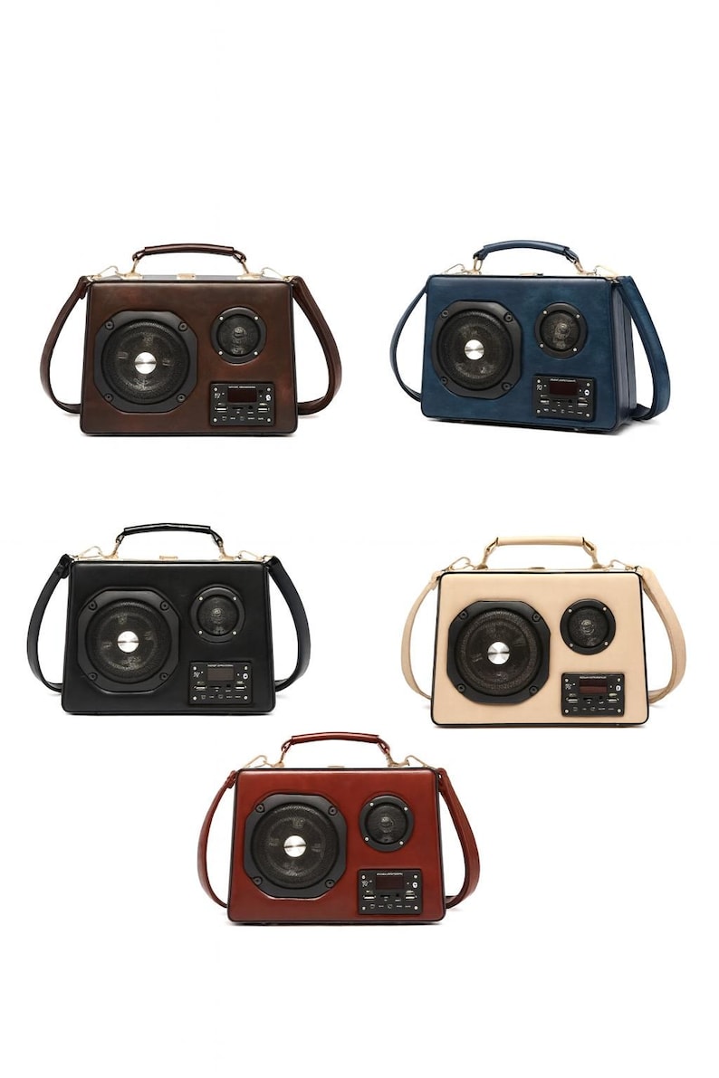 Puede incluir: Colecci&oacute;n de cinco bolsos con forma de altavoz de estilo retro en varios colores: marr&oacute;n, azul marino, negro, beige y rojo. Cada bolso tiene un altavoz grande, un altavoz m&aacute;s peque&ntilde;o y un panel de control.