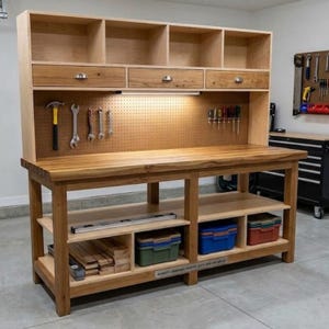 Könnte beinhalten: Eine Werkbank aus hellem Holz mit einer großen Arbeitsplatte, einer Lochwand mit integrierter Beleuchtung, drei oberen Schubladen und offenen Regalen. Der untere Bereich bietet Staufächer für Werkzeuge, Holzbretter und Kunststoffboxen.