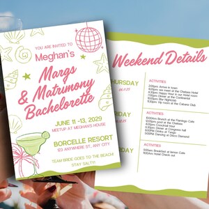 Może przedstawiać: Zaproszenie na wieczór panieński z motywem plażowym. Zaproszenie jest różowe i zielone z grafiką muszli i kuli dyskotekowej. Tekst brzmi "Margs & Matrimony Bachelorette Meghan" ze szczegółami wydarzenia.