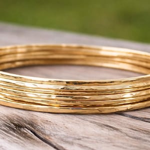 Conjunto de 6 brazaletes de oro laminado de 14 quilates con acabado martillado – Pulsera minimalista apilable para mujer