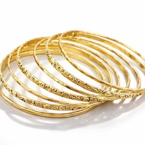 Könnte beinhalten: Eine weiße Keramik-Tasse mit schwarzem Henkel und dem Text "But First, Coffee" in schwarzer, fetter Schrift. Die Tasse steht auf einer weißen Oberfläche.