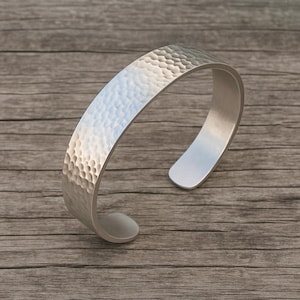 Handgjort hamrat sterlingsilverarmband: Bred justerbar manschett