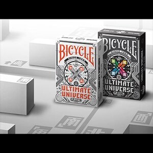 Puede incluir: Dos barajas de cartas Bicycle, una blanca y otra negra, con "Ultimate Universe" impreso en las cajas. La baraja blanca presenta detalles en rojo y negro, mientras que la baraja negra tiene un dise&ntilde;o colorido. El logotipo de Bicycle es prominente.