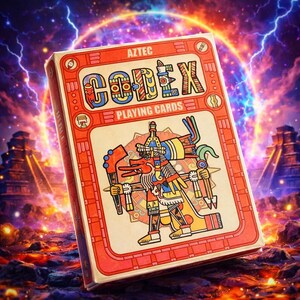 Puede incluir: Una baraja de cartas Aztec Codex. La caja de cartas es rectangular con un borde rojo y la palabra "AZTEC" en la parte superior. La palabra "CODEX" está en el centro, con "PLAYING CARDS" debajo. Una figura azteca está ilustrada en el frente.
