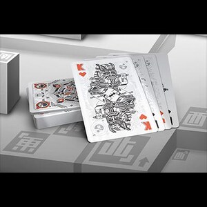 Puede incluir: Una baraja de cartas con un dise&ntilde;o &uacute;nico. Las cartas presentan una ilustraci&oacute;n en blanco y negro de un rey con un s&iacute;mbolo de coraz&oacute;n rojo. La baraja est&aacute; sobre una superficie blanca con patrones geom&eacute;tricos.