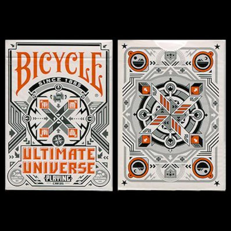 Puede incluir: Dos barajas de cartas Bicycle Ultimate Universe. La parte frontal de la baraja presenta la palabra "Bicycle" en naranja, con "Ultimate Universe" debajo. La parte posterior de la baraja tiene un dise&ntilde;o geom&eacute;trico en gris, naranja y blanco.