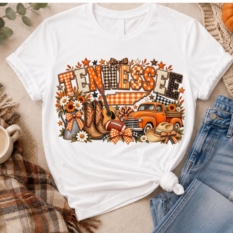 Może przedstawiać: Biały t-shirt z kr&oacute;tkim rękawem z nadrukiem graficznym słowa TENNESSEE w pomarańczowe i czarne wzory. Projekt zawiera pomarańczową ciężar&oacute;wkę, kowbojki, gitarę, piłkę do futbolu amerykańskiego, kapelusz, słoneczniki i pomarańczowe kokardy w kratę.