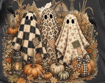 Es la temporada Trío de fantasmas PNG / Halloween rústico de granja PNG / Fantasmas a cuadros de búfalo / Fantasma de otoño estilo cottagecore PNG / Camisa de otoño PNG