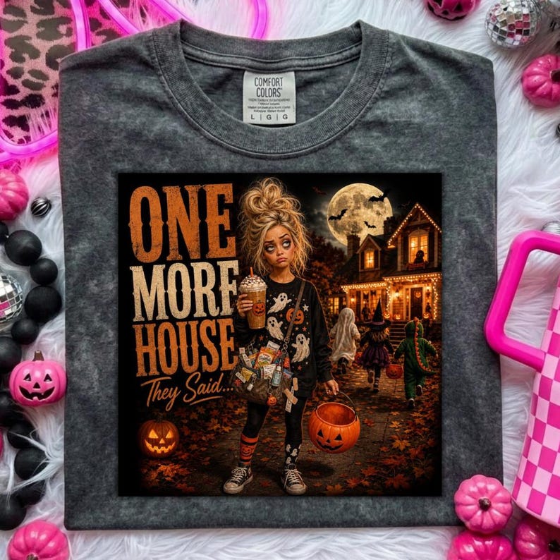Puede incluir: Una camiseta gris carb&oacute;n con un gr&aacute;fico de una persona sosteniendo una bebida y una bolsa, con el texto "ONE MORE HOUSE They Said". La escena incluye una luna llena, una casa iluminada y ni&ntilde;os disfrazados en un camino con hojas secas.
