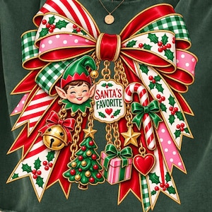 Puede incluir: Una sudadera verde oscuro con un gráfico grande y colorido de un lazo a rayas rojas y blancas adornado con acebo, un elfo sonriente, un bastón de caramelo, una campana dorada, un árbol de Navidad, un regalo, un corazón y el texto SANTA'S FAVORITE.