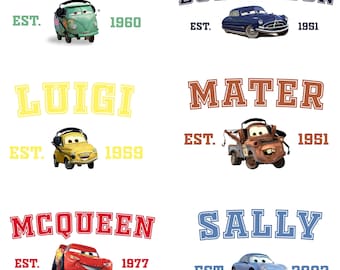 Puede incluir: Una colección de ilustraciones de coches de dibujos animados con texto. Los coches incluyen Fillmore, Doc Hudson, Luigi, Mater, McQueen y Sally. Cada coche va acompañado del texto "EST." y un año, como 1960 o 1951. El texto es de varios colores.