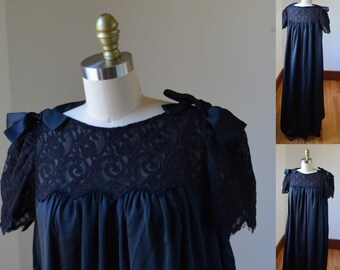 Vintage Black Size Medium Women's Peignoir Negligee, Vintage Black Lace Long Flowing Negligee Size Medium