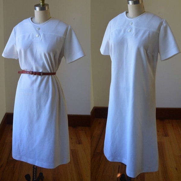 1960's Vintage White Short Sleeve Dress With Full Silhouette Women's Size 6/8, Vintage Sixties White Shift Dress Women's Size Small