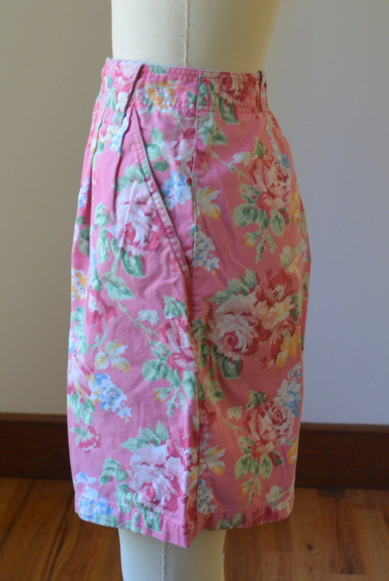 90/'s Ultra High Waisted Pink Floral Pleated Shorts By Liz Clairborne Size 8 Vintage Cotton Floral Pleated Shorts Waist Size 29 By Liz Wear