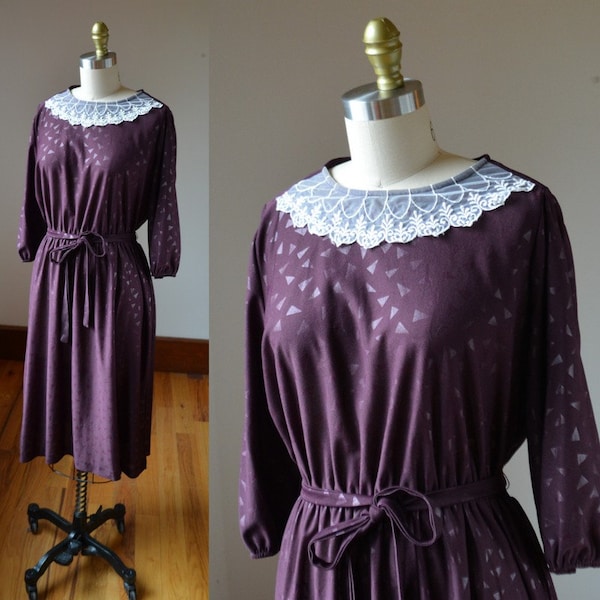 Blouson vintage bordeaux à col en dentelle et manches longues, taille moyenne, robe bordeaux vintage avec taille resserrée et col en dentelle blanche, taille moyenne