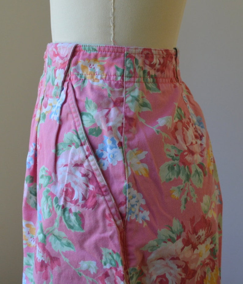 90/'s Ultra High Waisted Pink Floral Pleated Shorts By Liz Clairborne Size 8 Vintage Cotton Floral Pleated Shorts Waist Size 29 By Liz Wear