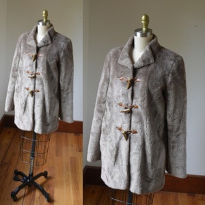 Vintage 1970&#39;s Light Brown Faux Fur Fuzzy Coat women&#39;s Size Medium 8/10, Vintage Taupe/brown Faux Fur Coat With Oversized Buttons Size 8/10