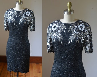 Vestido de seda formal preto com lantejoulas e lantejoulas da década de 1980 da Right Vogue feminino tamanho 6, vestido de seda preto formal vintage fortemente frisado tamanho 6