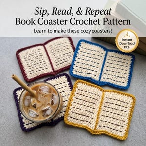 Puede incluir: Cuatro posavasos de ganchillo con forma de libros abiertos, con páginas color crema y bordes en granate, azul, morado y amarillo. Un vaso de café helado con una pajita de bambú descansa sobre el posavasos morado. El texto dice: Sip, Read, & Repeat.