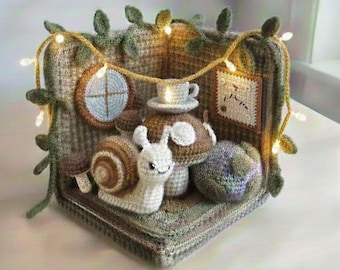 Cottagecore Crochet Snail Diorama PATTERN PDF – Miniature Mossy Forest Nook with Fairy Lights & Mushrooms