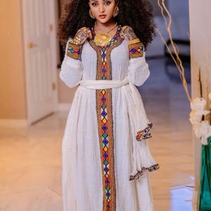 Handvävd klänning i etiopisk bomull: Axum Tibeb broderi, kulturellt mode bild 2