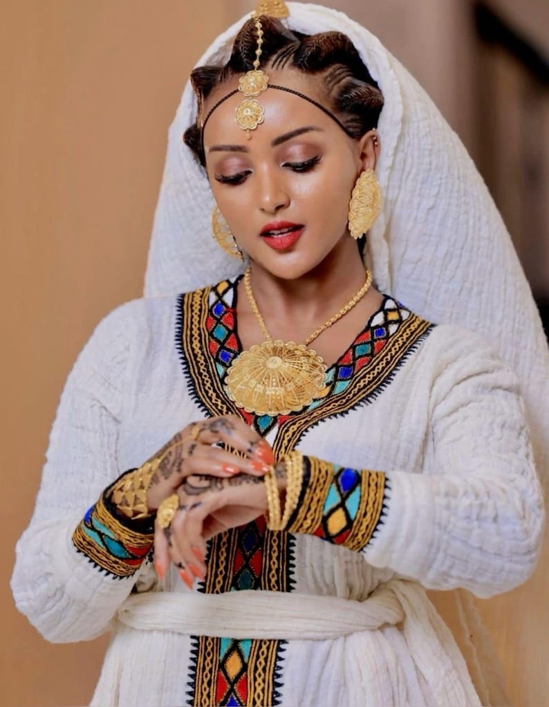 Handvävd klänning i etiopisk bomull: Axum Tibeb broderi, kulturellt mode bild 1