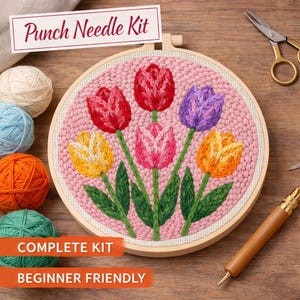 Op de afbeelding: Een punch needle kit met een bloemenontwerp van kleurrijke tulpen. De borduurring bevat vijf tulpen in rood, roze, geel en oranje. De kit bevat bollen garen, een schaar en een punch needle tool. Tekst luidt "Punch Needle Kit", "Complete Kit" en "Beginner Friendly".