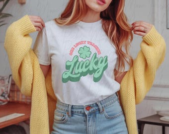 Lucky Teacher St. Patrick's Day-shirt • Retro Groovy Clover-T-shirt