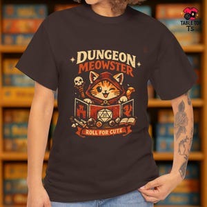 Maglietta Dungeon Meowster / Maglietta divertente con gatto DnD / Maglietta Dungeon Master / Regalo per giocatori di giochi di ruolo / Gioco di ruolo fantasy da tavolo D&D Schermo del DM per carino