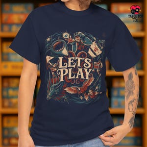 Camiseta LET'S PLAY / Camiseta retro inspirada en el juego de mesa Forgotten Waters / Camiseta de videojuegos de aventuras piratas / Camiseta unisex para gamers en azul marino o negro