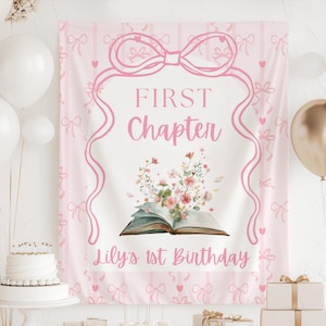 Könnte beinhalten: Ein rosa Banner mit dem Text "FIRST Chapter" und "Lily's 1st Birthday". Das Banner zeigt eine Blumenillustration über einem offenen Buch. Der Hintergrund hat ein Schleifenmuster. Weiße und goldene Luftballons sind im Hintergrund.