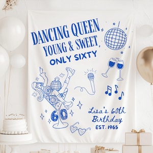 Może przedstawiać: Biały baner z tkaniny z niebieskim tekstem i ilustracjami na 60. urodziny. Na banerze widnieje napis "Dancing Queen, Young & Sweet, Only Sixty". Zawiera kulę dyskotekową, kieliszki do szampana, nuty i tekst "Lisa's 60th Birthday, EST. 1965."