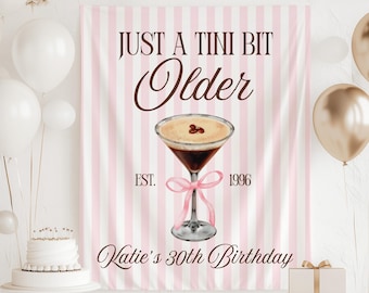 Een Tini Bit oudere verjaardagsbanner, espresso martini verjaardagsdecor, vuile martini verjaardagsbanner, 30e verjaardagsbanner, mijlpaal feestbord
