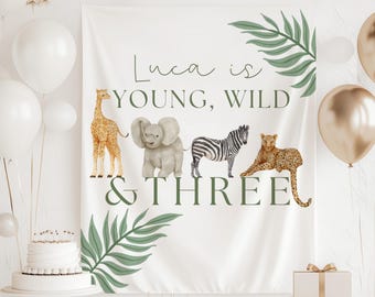 Young Wild and THREE banner, safari dieren 3e verjaardag achtergrond, jungle 3e verjaardag bord, wilde drie party decor, tapijt safaridieren