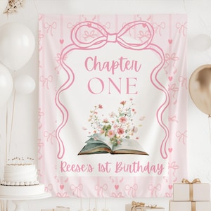 Könnte beinhalten: Ein rosa Banner mit einem Schleifendesign und den Worten "Chapter ONE" in Rosa. Unter dem Text befindet sich ein offenes Buch mit floralen Akzenten. Auf dem Banner steht "Reese's 1st Birthday". Weiße und goldene Luftballons sind im Hintergrund.