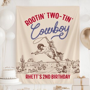 Puede incluir: Bandera de tela beige con las palabras "Rootin' Two-Tin' Cowboy" en letras rojas y azules. Debajo, un dibujo de un vaquero montando un caballo salvaje en un paisaje desértico. El texto "Rhett's 2nd Birthday" está en la parte inferior.